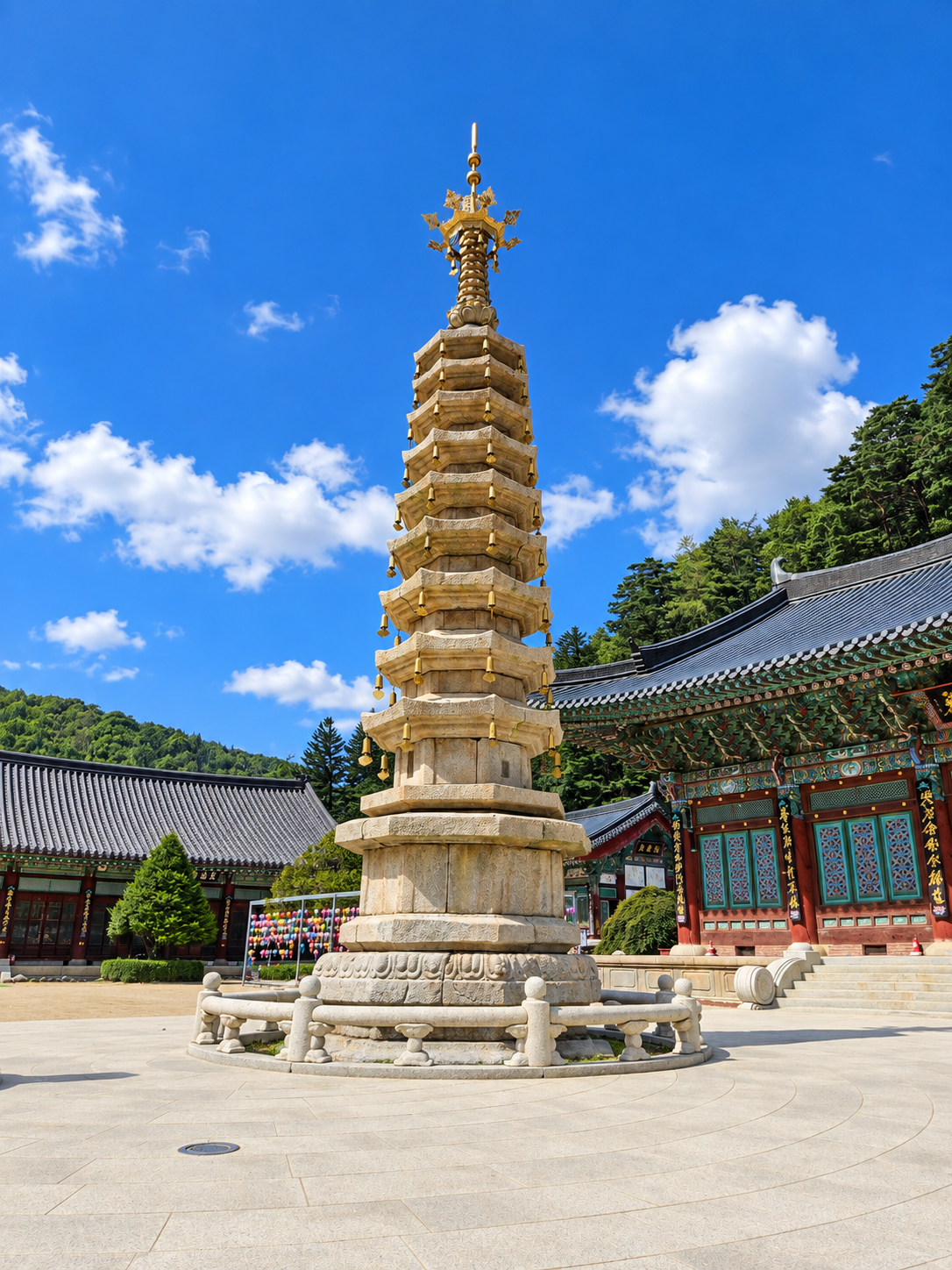 오대산 월정사 사찰과 가을 산 풍경